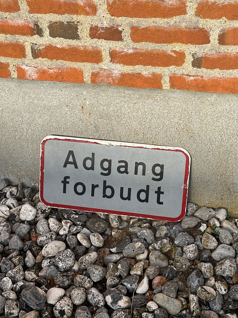 Skilt ~ adgang forbudt